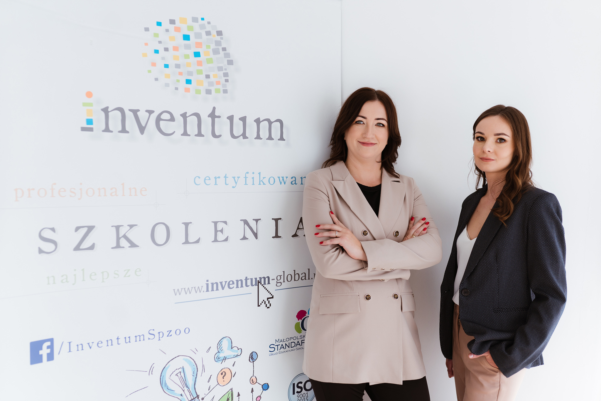 Na zdjęciu Prezes Lidia Kantor oraz Wiceprezes Natalia Pociecha na tle banneru Inventum