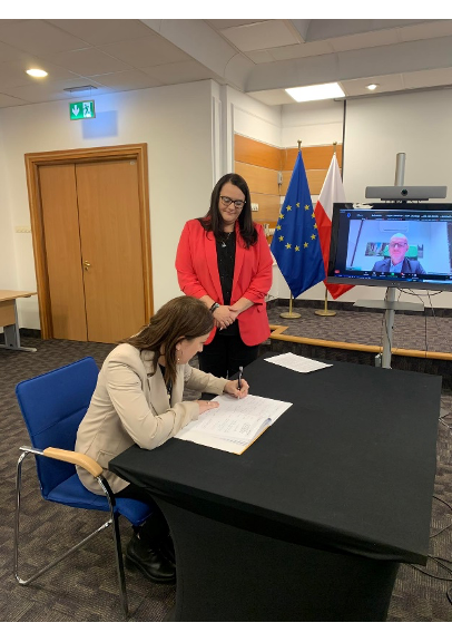 Na zdjęciu Lidia Kantor wraz z Minister podpisuje przystąpienie do Partnerstwa na Rzecz Dostępności 2 2022 r. 