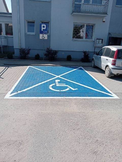 oznaczenie miejsca parkingowego dla osób niepełnosprawnych w Gminie Kiwity