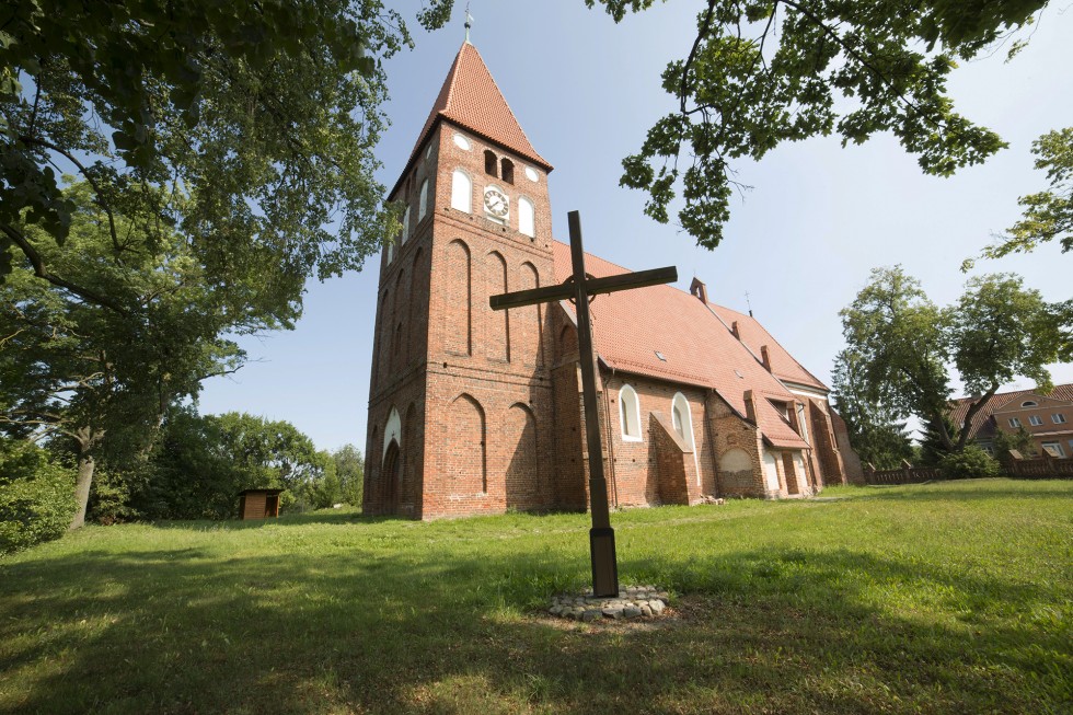 na zdjęciu kościół wraz z krzyżem w oddali