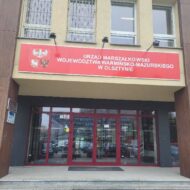 Zdjęcie wejścia do Urzędu Marszałkowskiego Województwa Warmińsko-Mmazurskiego