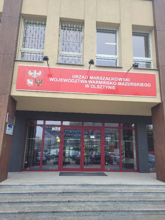 Zdjęcie wejścia do Urzędu Marszałkowskiego Województwa Warmińsko-Mmazurskiego