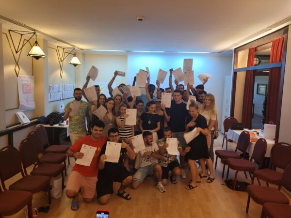 Zdjęcie grupy z Erasmus + w Turcji z certyfikatami 
