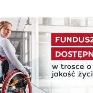 na zdjęciu osoba na wózku wraz z logo funduszu dostępności