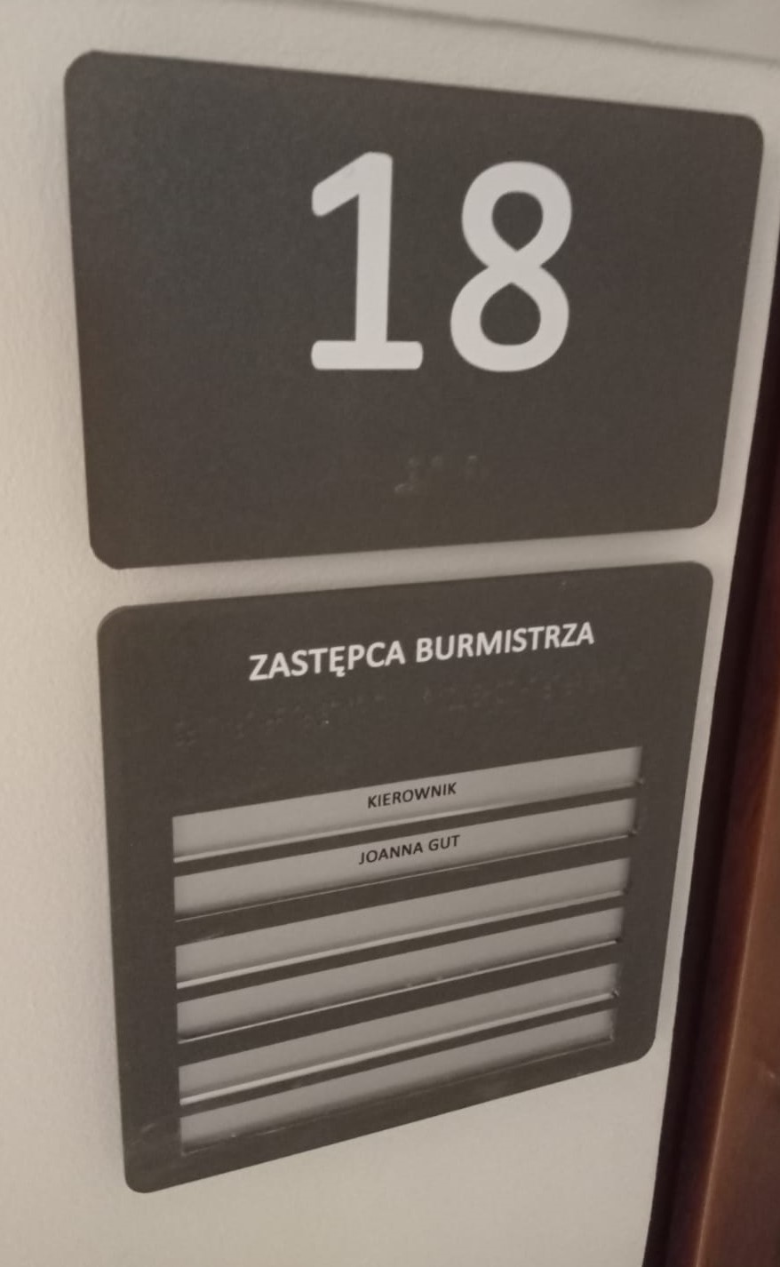 Tabliczka z alfabetem Braille'a z wymiennymi nazwiskami 