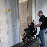 Audytorzy wchodzą do sali wykładowej