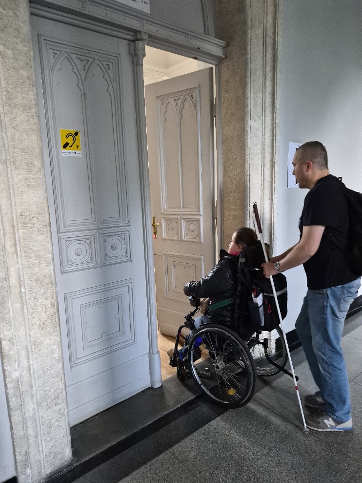 Audytorzy wchodzą do sali wykładowej